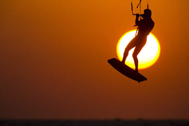 Кайтсерфер на средиземном море у израильского города Ашкелон Кайтсерфер на средиземном море у израильского города Ашкелон