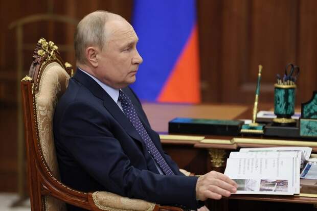 Вечером 22 октября вокруг Владимира Путина разнеслись слухи о возникших проблемах со здоровьем. По информации, поступившей из нескольких источников, у него даже была остановка сердца.-7