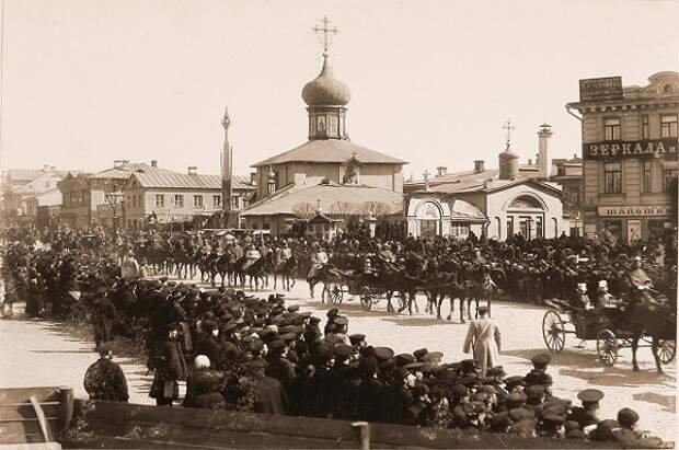 Гребневскую церковь, стоявшую на углу Мясницкой и Лубянской  площади, «подмяла под себя» первая ветка столичного метро. 