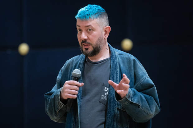 Артемий Лебедев назвал Такера Карлсона умным мужиком и предложил ему приехать в Россию