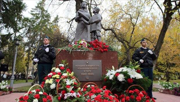 Памятник Женщине и подростку, ковавшим Победу..., открылся в Томске