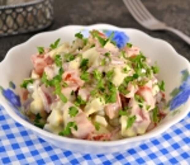 Салат с копченой колбасой и консервированным горошком
