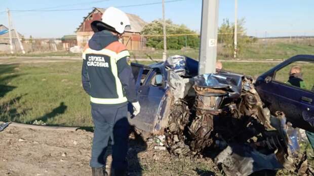 В Саратовской области ВАЗ влетел в столб. Водитель погиб