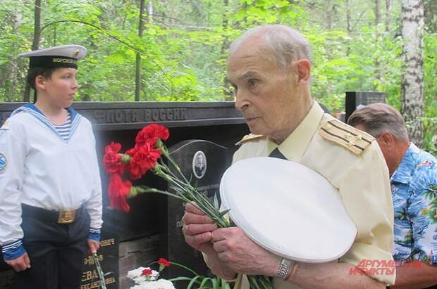 Капитан 1-го ранга Владимир Погорелов, участник аварии, не смотря на преклонный возраст, приехал из Киева в Москву почтить память товарищей. 