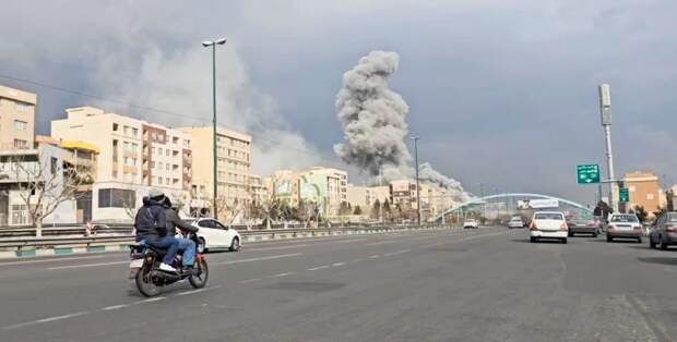 Обстрел танкера и удар по аэропорту: главное за ночь о конфликте на Ближнем Востоке