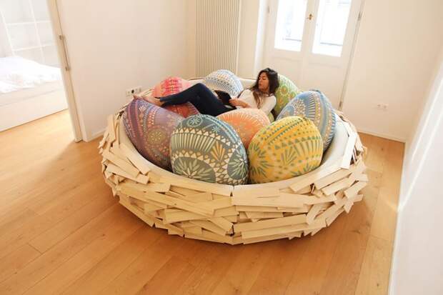 кровать в форме гигантского гнезда с подушками-яичками