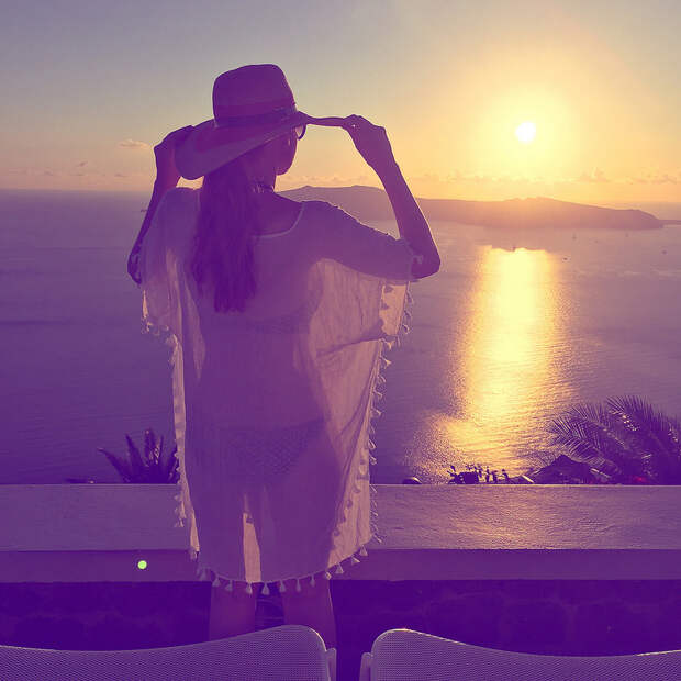 Bikini, kaftan, wide-brimmed hat and sunset
