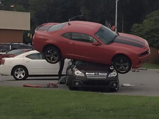 Chevrolet Camaro залетел на крышу Subaru Outback, camaro, chevrolet, subaru, авария, курьез
