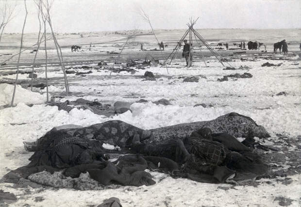 1890. Убитые женщины среди остатков индейского лагеря