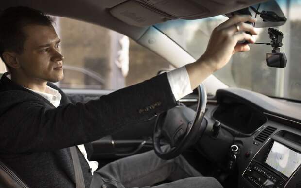 Этот регистратор избавит от самой главной проблемы, да еще и снимает прекрасно