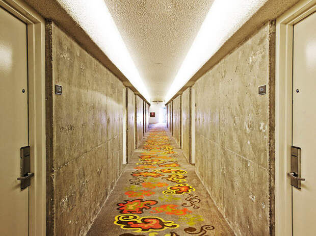 Стильный дизайн коридора в гостинице The Line Hotel.