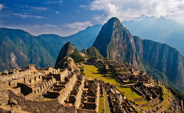 Мачу-Пикчу Перу Знаменитый город инков был построен еще в 15 веке. Мачу-Пикчу расположен высоко на горном хребте, который доминирует над Священной Долиной Перу. Археологи предполагают, что город строился как поместье для одного из императоров инков, Пачакуту.