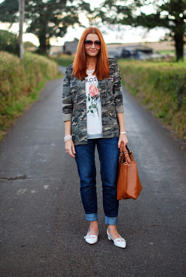 Camouflage jacket, boyfriend jeans