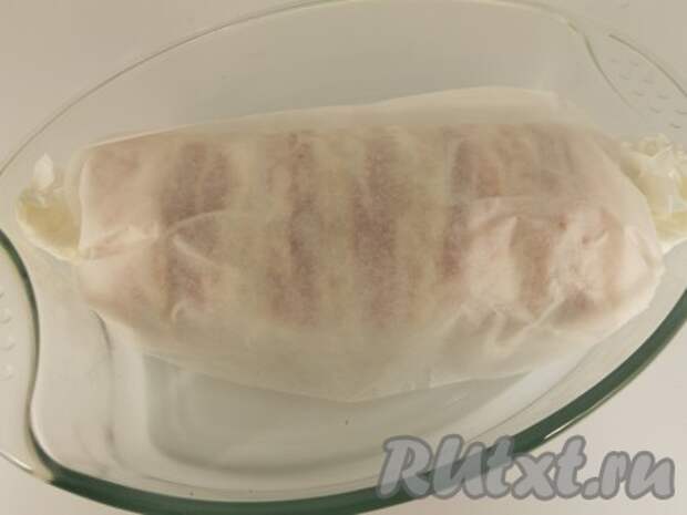 Завернуть пергамент, скручивая края (конфеткой).