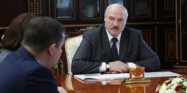Лукашенко угрожает привлечь к ответственности тех, кто заставляет школьников носить маски