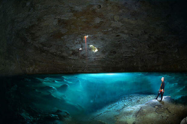 Сложная подсветка позволяет увидеть подводные красоты водоема ночью.