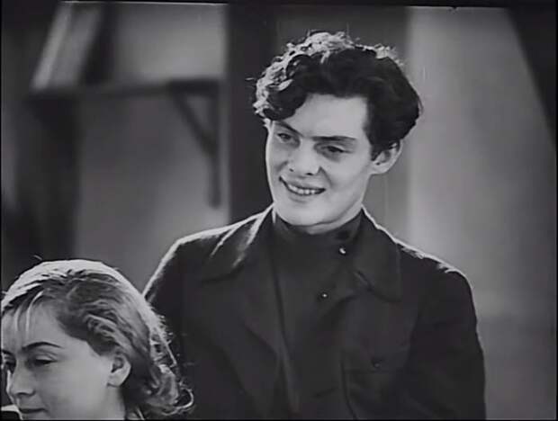 Кадр из фильма *Совершеннолетие*, 1935 | Фото: kino-teatr.ru Кадр из фильма *Совершеннолетие*, 1935 | Фото: kino-teatr.ru