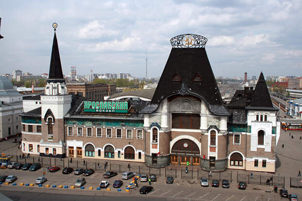 Ярославский вокзал на Комсомольской площади с высоты птичьего полета