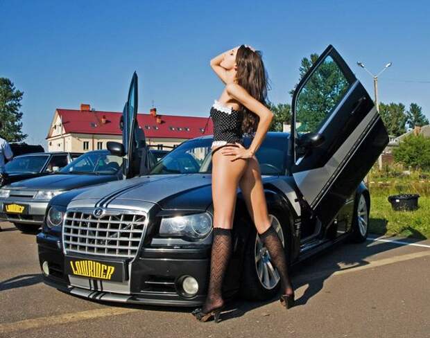 Небольшая подборка красивых девушек и авто (12 фото)