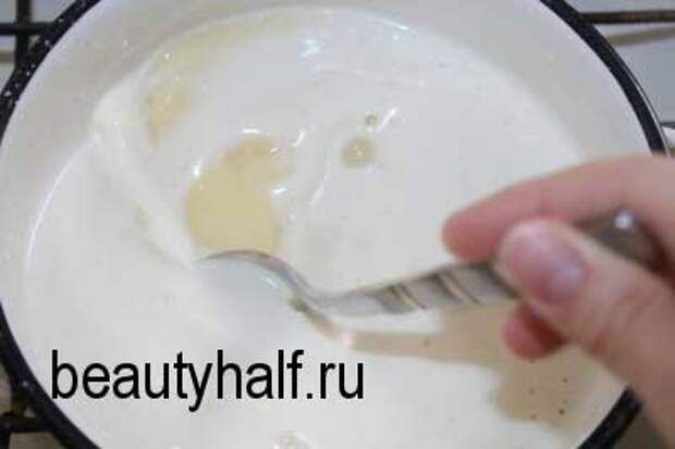 Наполеон с изюмом и заварным кремом.