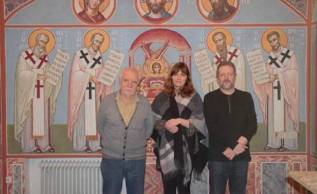 Художники с Эльвирой Китнис на фоне росписей. Фото с сайта chashkin.hut4.ru