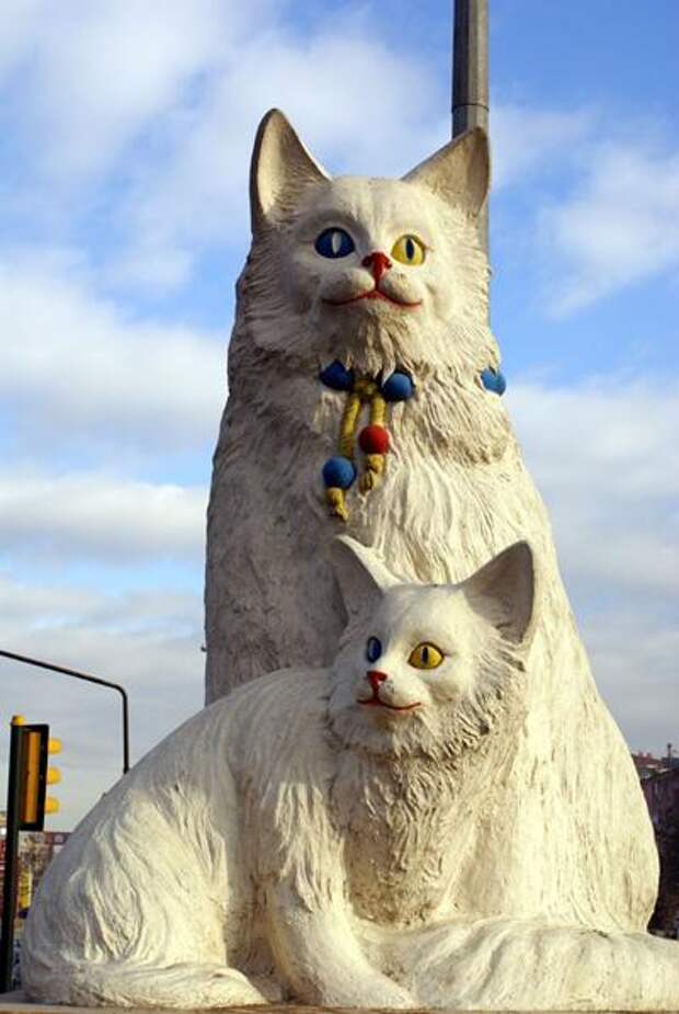 Памятник кошкам редкой породы «турецкий ван», озеро Ван, Турция.