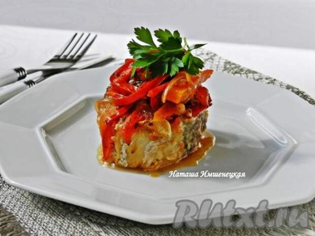 Вкусный, сочный тушеный хек с овощами готов. 