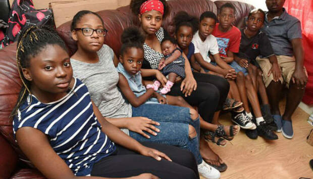 Многодетное семейство мигрантов, проживающее в графстве Бедфордшир (Англия).