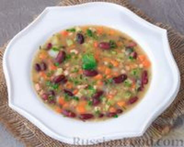 Фото к рецепту: Фасолевый суп с кабачком и копченой грудинкой