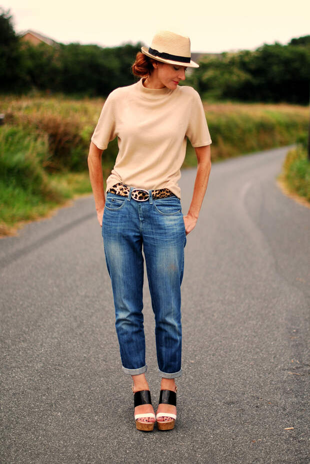 Neutrals & boyfriend jeans with chunky sandals