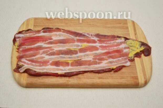 Покрыть горчичный слой полосками бекона.
