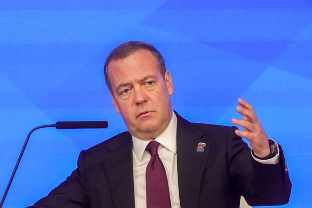 Медведев высказался о переговорах с «вонючим псом» и вспомнил Гитлера