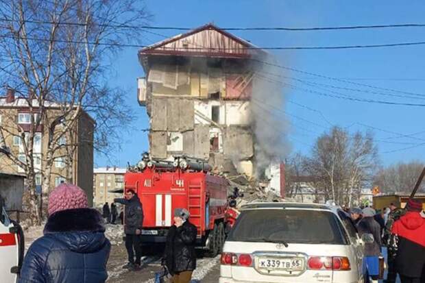 В пятиэтажке на Сахалине произошел взрыв газа. Спасатели ищут людей под завалами