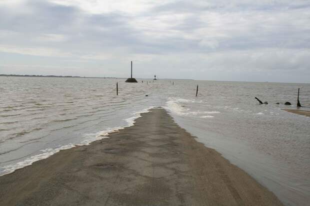 Дорога, дважды в сутки уходящая под воду Дорога, дважды в сутки уходящая под воду вода, дорога