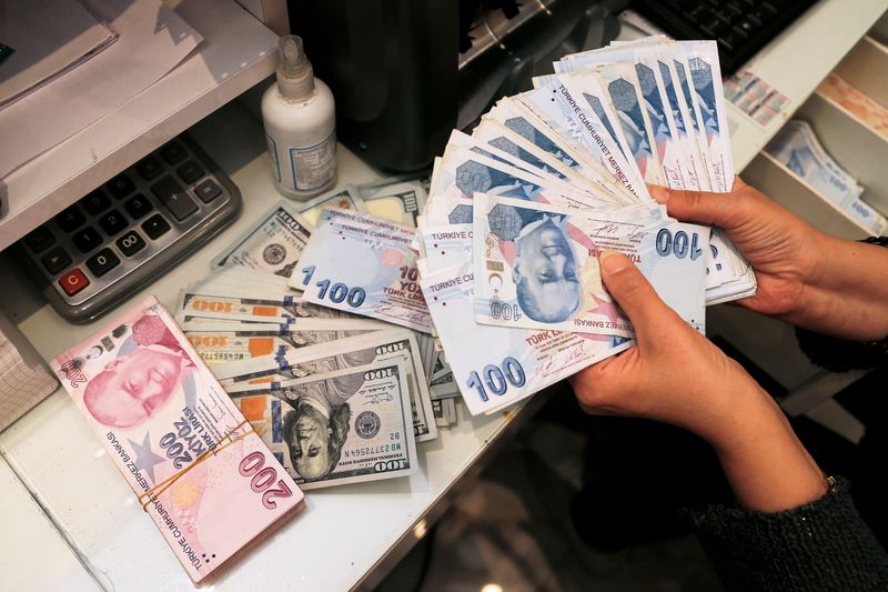 EMERGING MARKETS-Турецкая лира обновила минимум, форинт укрепляется в преддверии заседания ЦБ