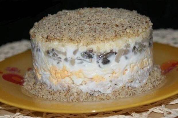 Салат с курицей и грецкими орехами Салат с курицей и грецкими орехами