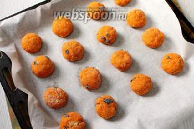 Выкладываем на противень, застеленный пергаментом. Всего выходит 1.5 противня выпечки.