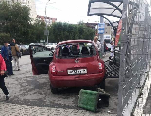 В Екатеринбурге женщина перепутала педали и сбила несколько человек на остановке nissan, авария, авто, видео, дтп, женщина за рулем, пешеход, пешехода сбили