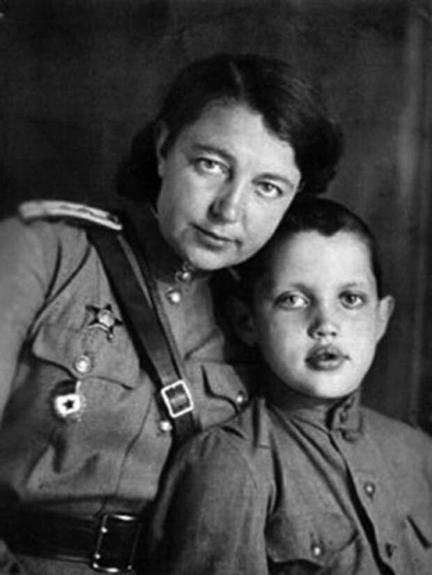 1013 Роберт Рождественский с мамой Верой Павловной.jpg