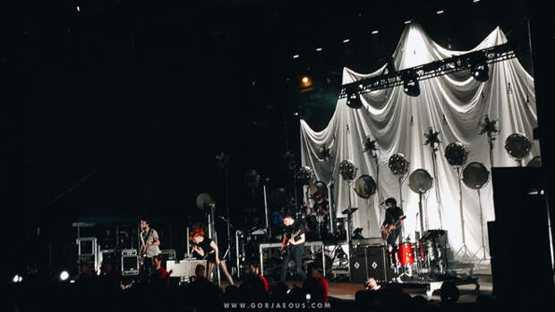 Paramore-Writing-The-Future-San-Diego-2015-12.jpg