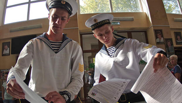 Кадеты Нахимовского военно-морского училища во время выборов в Севастополе