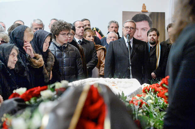 Семья Бориса Немцова у его гроба на прощании в Центре им. Сахарова