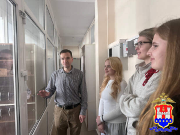 Сотрудники Экспертно-криминалистического центра УМВД России по Калининградской области провели экскурсию для студентов