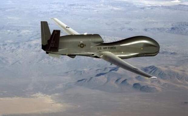На фото: американский беспилотник (RQ-4 Global Hawk)