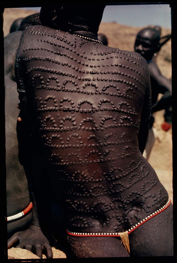 22. Узоры из "шрамов красоты" покрывают всю спину нубийской женщины. Судан, 1966 national geographic, история, природа, фотография