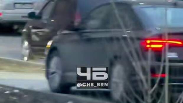 В Барнауле водитель иномарки объехал несуществующий шлагбаум по тротуару