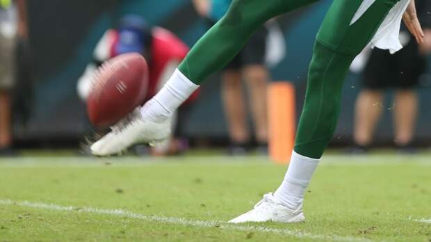 Jets punter kicking ball