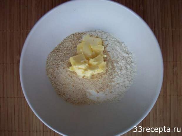 смешиваем сухари муку и масло