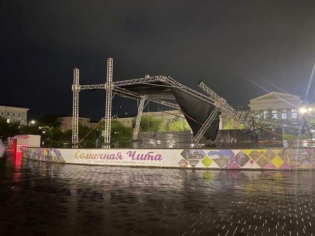 На площади Ленина в Чите сломалась сцена