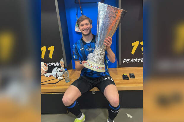 Российский футболист "Аталанты" Миранчук опубликовал фото с кубком Лиги Европы